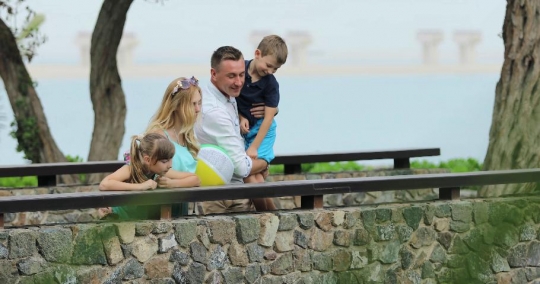 Western Family at the bridge|-