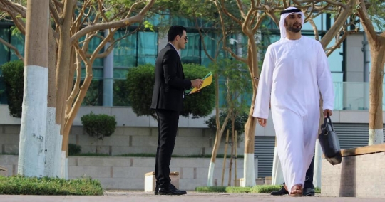 Businessmen talking|-