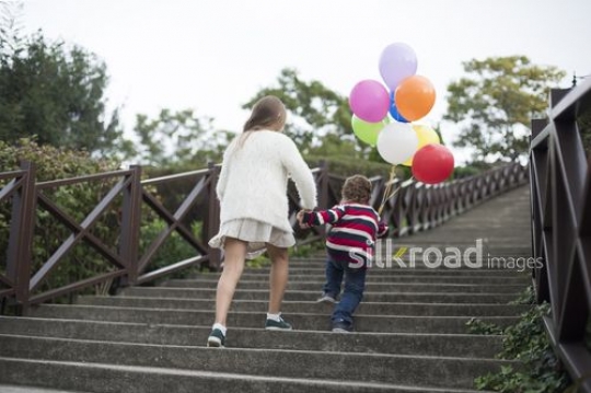 Siblings on the stairs|Merdivenlerdeki kardesler