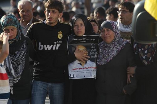 palestinian march to demand freedom for prisoners