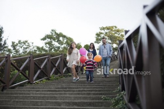 Family on the stairs|Merdivenlerdeki aile