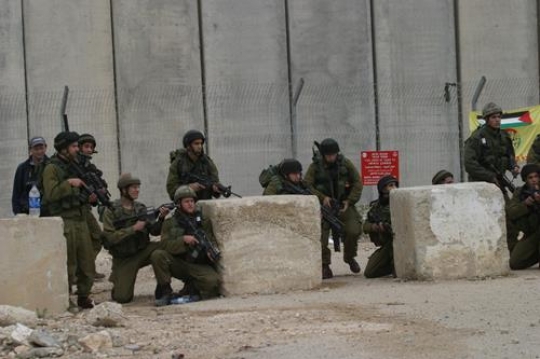 israeli soldiers at the separation wall in palestine