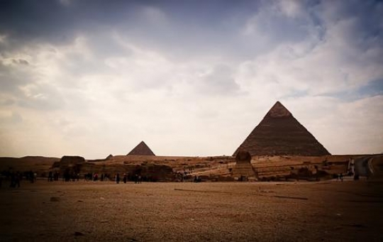 sphinx and the great pyramid in the egypt