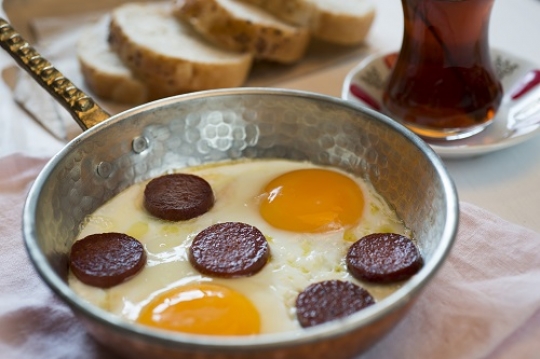 Turkish sausages|Sucuklu yumurta