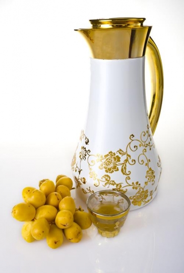 arabic coffee and dates