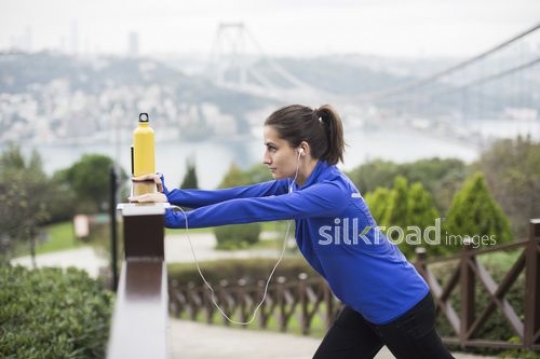 Streching girl on the stairs|Merdivenlerde esneyen kiz