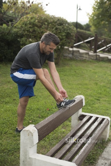 Sportive man tie his shoelace|Sportif adam ayakkabilarini bagliyor