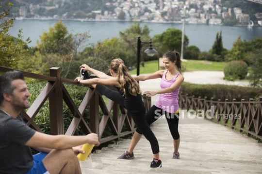 People streching on the stairs after sport|Spor sonrasi merdivenlerde esneyen insanlar