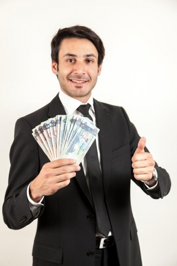 man hands holding uae currency note