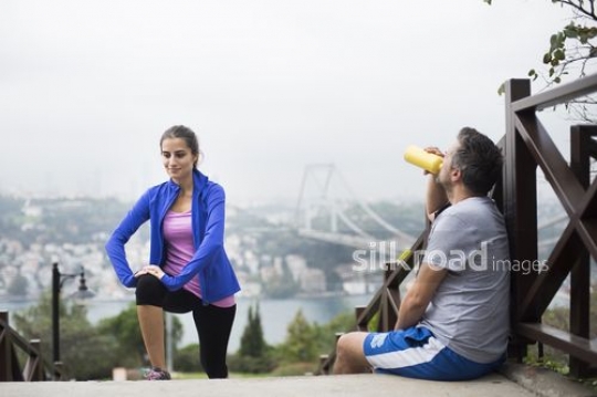 Streching couple on the stairs|Merdivenlerde esneyen çift