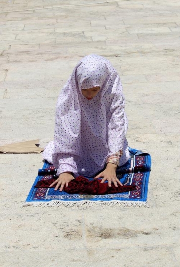 Girl pray