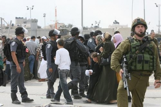 Palestinians on border