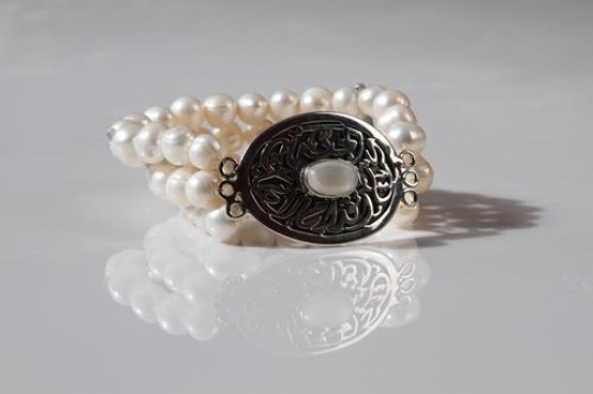 pearl bracelet with beige pear