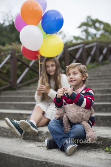 Siblings sitting on the stairs|Merdivenlerde oturan kardesler