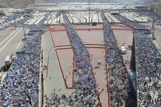 Pilgrims arrive to throw pebbles