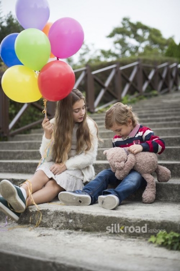 Siblings sitting on the stairs|Merdivenlerde oturan kardesler