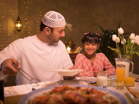 Father serving daughter|-