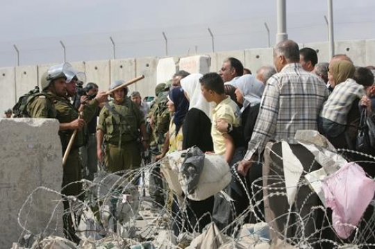 Palestinians on border