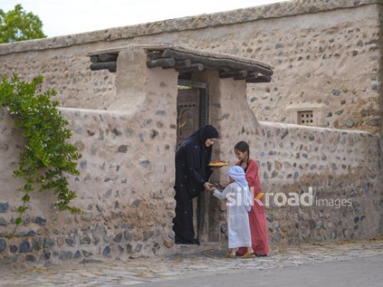 Kids at arriving the door of the neighbor|-
