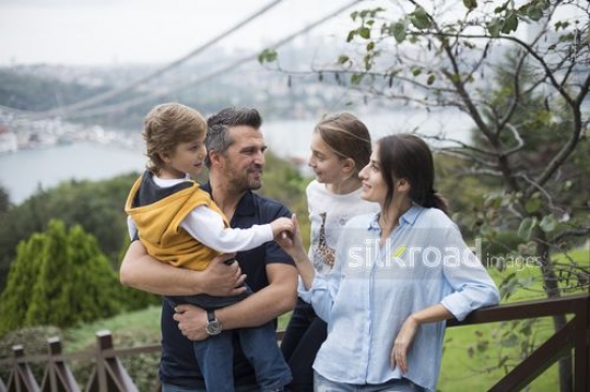Family on the stairs|Merdivenlerdeki aile