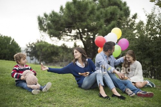 Family sitting on the grass|Çimenlere oturan aile
