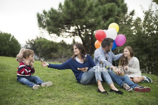 Family sitting on the grass|Çimenlere oturan aile