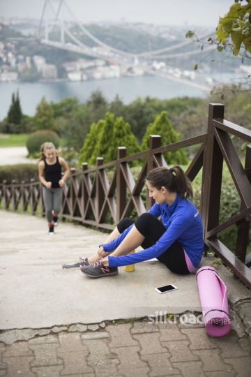 Girl having rest on the stairs after sport|Spor sonrasi merdivenlerde dinlenen kiz
