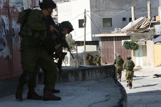 israeli soldiers running for cover