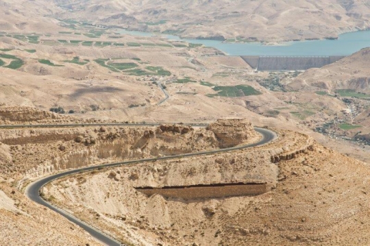 highway road between the mountains