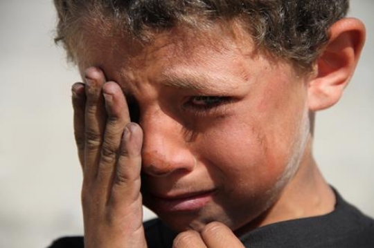 palestinian child crying 
