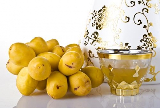 arabic coffee and dates