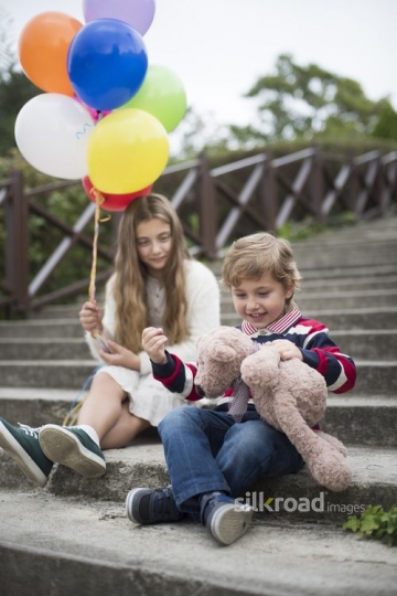 Siblings sitting on the stairs|Merdivenlerde oturan kardesler