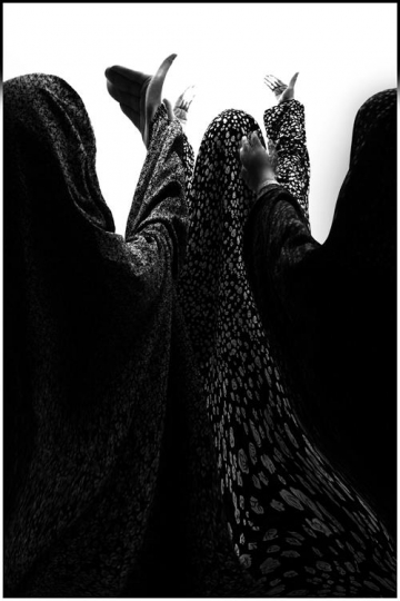 -Muslim women praying