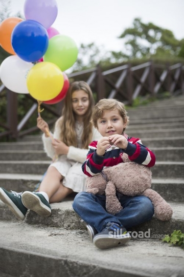 Siblings sitting on the stairs|Merdivenlerde oturan kardesler