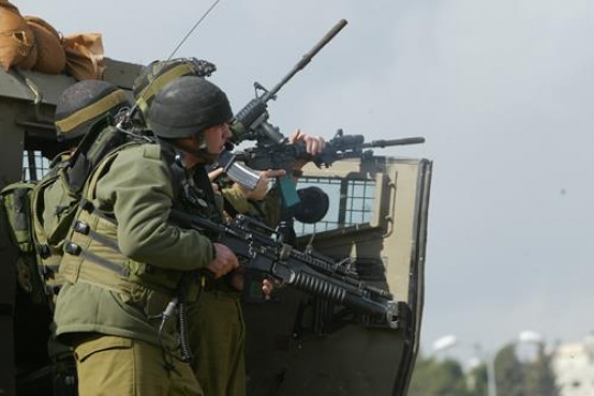 israeli soldiers holding weapo