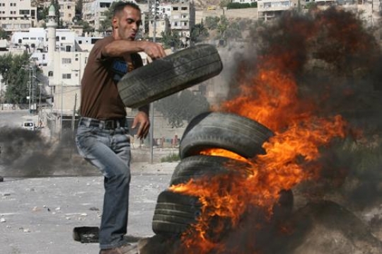 palestinian man set fire to tires