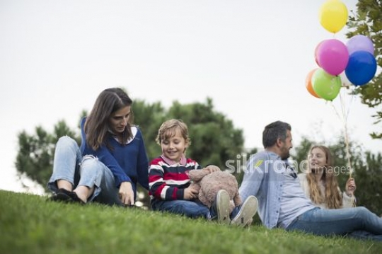 Family sitting on the grass|Çimenlere oturan aile