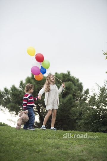 Siblings walking on the stairs|Çimenlerde yürüyen kardesler