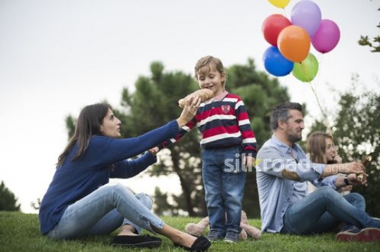 Family sitting on the grass|Çimenlere oturan aile