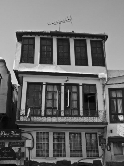 blackand white popular house in damascus