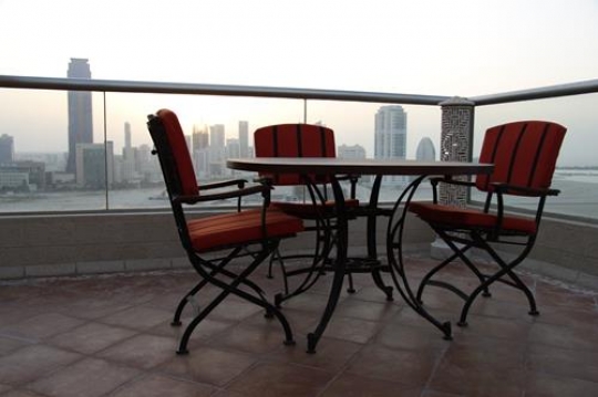 empty restaurent table with ni