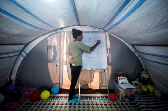Teaching inside the Kobane Refugees Camp