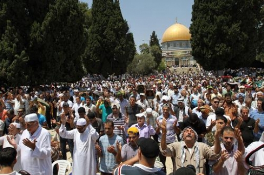 praying at al-aqsa mosque