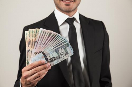 man hands holding uae currency note