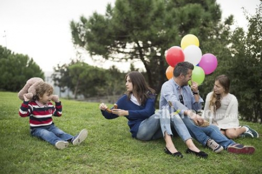 Family sitting on the grass|Çimenlere oturan aile