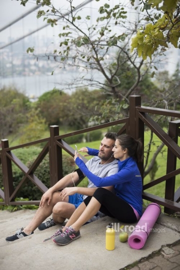 A couple having rest on the stairs|Spor sonrasi merdivenlerde dinlenen çift
