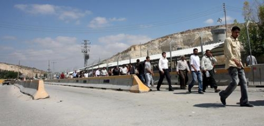 Palestinians at Israeli military checkpoint
