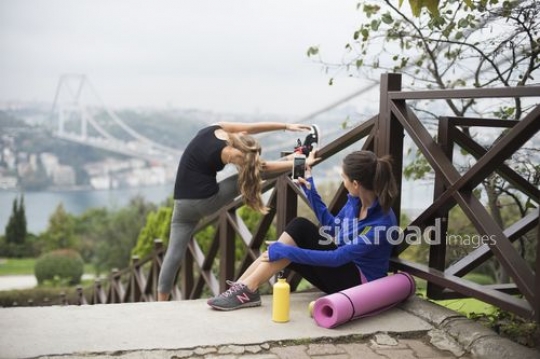 Girls having rest on the stairs after sport|Spor sonrasi merdivenlerde dinlenen kizlar