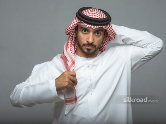 Man fitting head cover