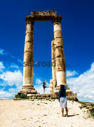 Amman-citdel-woman-posing-in-hurkels-tempel-IMG3447-Edit